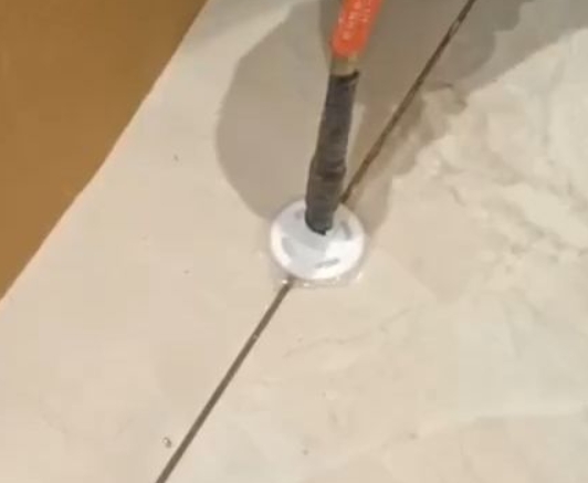 余干瓷砖空鼓维修公司专业解答瓷砖在铺贴过程中，如果没有涂抹均匀到位的粘结材料（如水泥砂浆或瓷砖胶），可能会导致以下问题