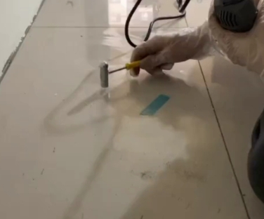 余干瓷砖开裂维修公司专业分享瓷砖在铺贴前如果没有沥干水分，将会导致以下问题